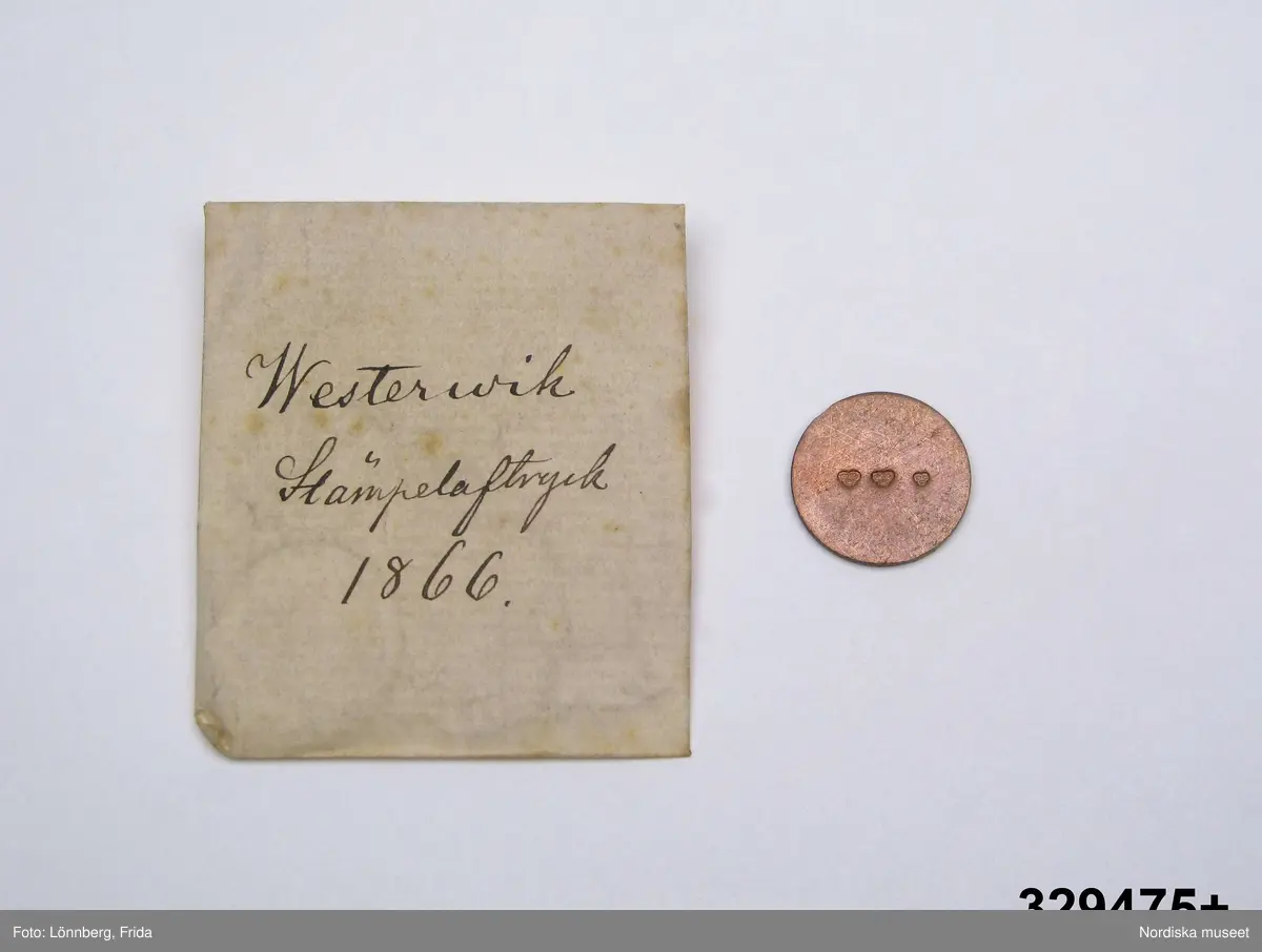 24 st stämpelavtryck i var sin papperspåse. Vita små papperspåsar, solkiga, vikt öppning, Handskrift med bläck: "Stämpelaftryck 1866" samt stadens namn (se nedan).
I varje påse ett avtryck av kattfot (tre kronor) i olika format på  rund kopparbricka. För städerna: Gävle, Göteborg, Halmstad, Härnösand, Jönköping, Kalmar, Linköping, Malmö, Mariestad, Marstrand, Motala, Norrtälje, Norrköping, Skövde, Sundsvall, Söderhamn, Umeå, Varberg, Västervik, Västerås, Växjö, Ystad, Örebro, Östhammar.
/2007-05-04 Heidi Henriksson