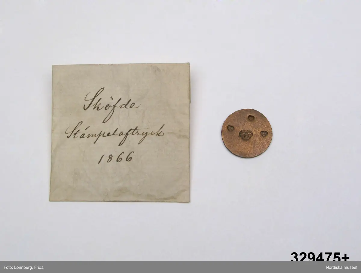 24 st stämpelavtryck i var sin papperspåse. Vita små papperspåsar, solkiga, vikt öppning, Handskrift med bläck: "Stämpelaftryck 1866" samt stadens namn (se nedan).
I varje påse ett avtryck av kattfot (tre kronor) i olika format på  rund kopparbricka. För städerna: Gävle, Göteborg, Halmstad, Härnösand, Jönköping, Kalmar, Linköping, Malmö, Mariestad, Marstrand, Motala, Norrtälje, Norrköping, Skövde, Sundsvall, Söderhamn, Umeå, Varberg, Västervik, Västerås, Växjö, Ystad, Örebro, Östhammar.
/2007-05-04 Heidi Henriksson
