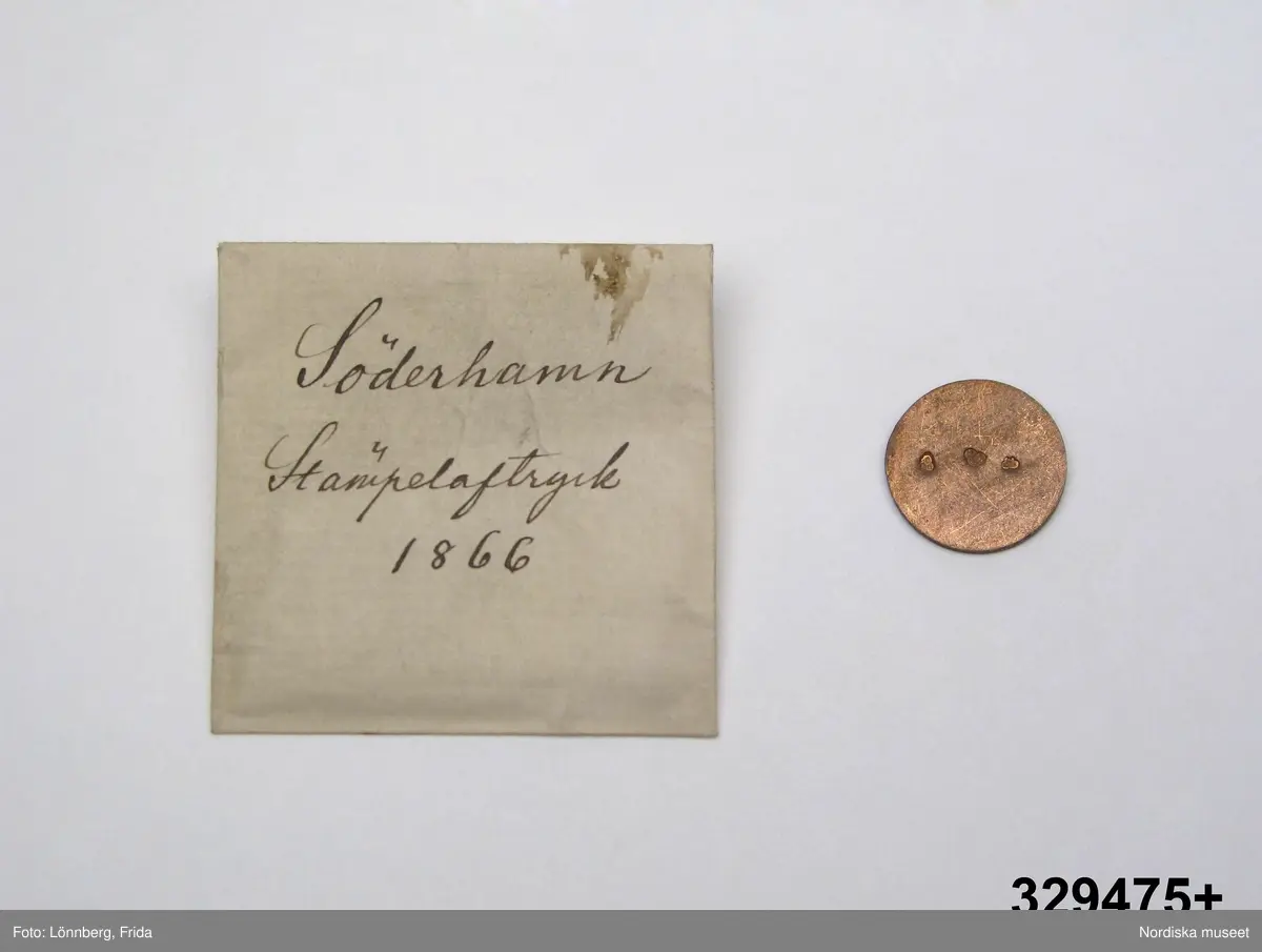 24 st stämpelavtryck i var sin papperspåse. Vita små papperspåsar, solkiga, vikt öppning, Handskrift med bläck: "Stämpelaftryck 1866" samt stadens namn (se nedan).
I varje påse ett avtryck av kattfot (tre kronor) i olika format på  rund kopparbricka. För städerna: Gävle, Göteborg, Halmstad, Härnösand, Jönköping, Kalmar, Linköping, Malmö, Mariestad, Marstrand, Motala, Norrtälje, Norrköping, Skövde, Sundsvall, Söderhamn, Umeå, Varberg, Västervik, Västerås, Växjö, Ystad, Örebro, Östhammar.
/2007-05-04 Heidi Henriksson