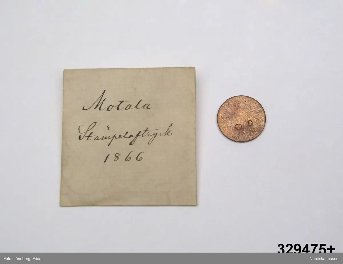 24 st stämpelavtryck i var sin papperspåse. Vita små papperspåsar, solkiga, vikt öppning, Handskrift med bläck: "Stämpelaftryck 1866" samt stadens namn (se nedan).
I varje påse ett avtryck av kattfot (tre kronor) i olika format på  rund kopparbricka. För städerna: Gävle, Göteborg, Halmstad, Härnösand, Jönköping, Kalmar, Linköping, Malmö, Mariestad, Marstrand, Motala, Norrtälje, Norrköping, Skövde, Sundsvall, Söderhamn, Umeå, Varberg, Västervik, Västerås, Växjö, Ystad, Örebro, Östhammar.
/2007-05-04 Heidi Henriksson
