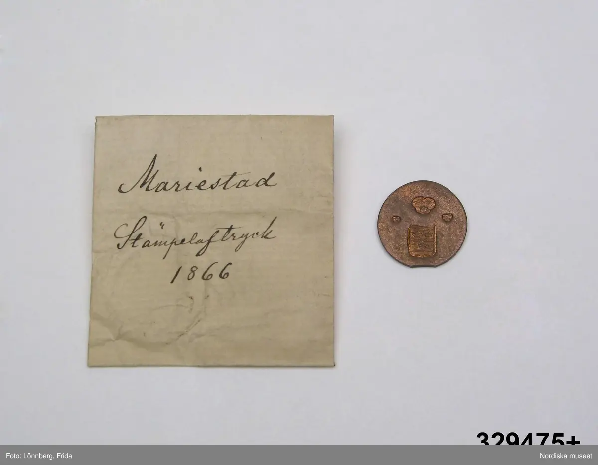 24 st stämpelavtryck i var sin papperspåse. Vita små papperspåsar, solkiga, vikt öppning, Handskrift med bläck: "Stämpelaftryck 1866" samt stadens namn (se nedan).
I varje påse ett avtryck av kattfot (tre kronor) i olika format på  rund kopparbricka. För städerna: Gävle, Göteborg, Halmstad, Härnösand, Jönköping, Kalmar, Linköping, Malmö, Mariestad, Marstrand, Motala, Norrtälje, Norrköping, Skövde, Sundsvall, Söderhamn, Umeå, Varberg, Västervik, Västerås, Växjö, Ystad, Örebro, Östhammar.
/2007-05-04 Heidi Henriksson