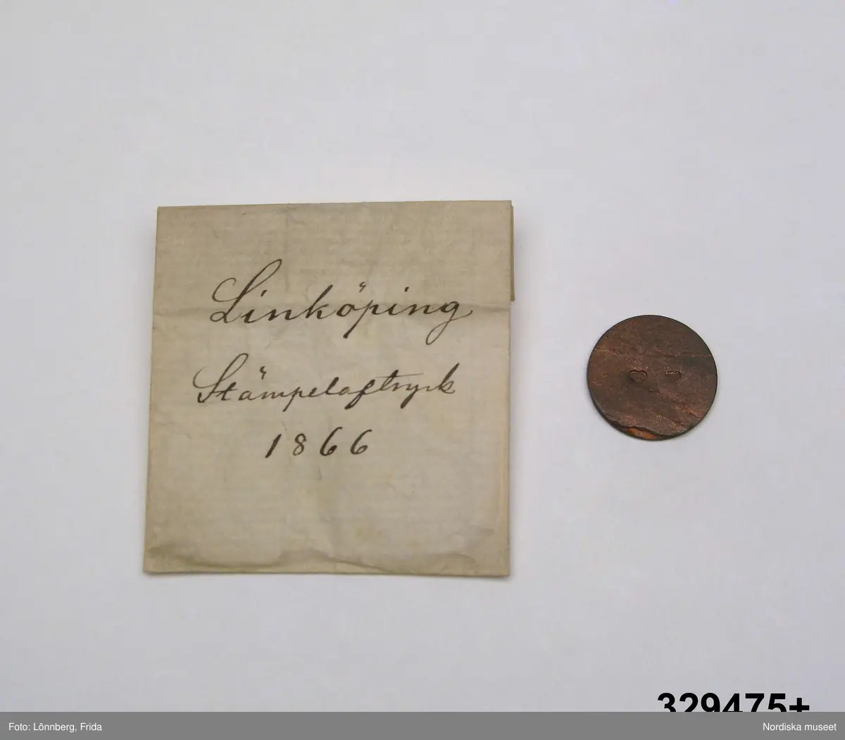 24 st stämpelavtryck i var sin papperspåse. Vita små papperspåsar, solkiga, vikt öppning, Handskrift med bläck: "Stämpelaftryck 1866" samt stadens namn (se nedan).
I varje påse ett avtryck av kattfot (tre kronor) i olika format på  rund kopparbricka. För städerna: Gävle, Göteborg, Halmstad, Härnösand, Jönköping, Kalmar, Linköping, Malmö, Mariestad, Marstrand, Motala, Norrtälje, Norrköping, Skövde, Sundsvall, Söderhamn, Umeå, Varberg, Västervik, Västerås, Växjö, Ystad, Örebro, Östhammar.
/2007-05-04 Heidi Henriksson