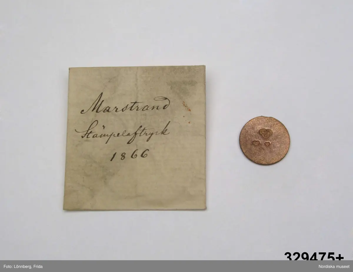 24 st stämpelavtryck i var sin papperspåse. Vita små papperspåsar, solkiga, vikt öppning, Handskrift med bläck: "Stämpelaftryck 1866" samt stadens namn (se nedan).
I varje påse ett avtryck av kattfot (tre kronor) i olika format på  rund kopparbricka. För städerna: Gävle, Göteborg, Halmstad, Härnösand, Jönköping, Kalmar, Linköping, Malmö, Mariestad, Marstrand, Motala, Norrtälje, Norrköping, Skövde, Sundsvall, Söderhamn, Umeå, Varberg, Västervik, Västerås, Växjö, Ystad, Örebro, Östhammar.
/2007-05-04 Heidi Henriksson