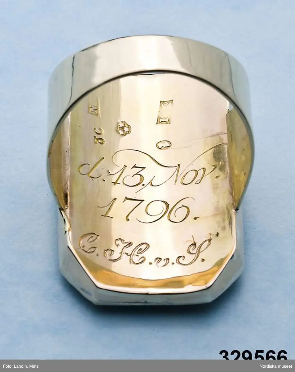  Ring av guld med miniatyrporträtt föreställande Märtha Helena Reenstierna. Målat 1796 på ben i gouacheteknik av Jacob Henric Rönngren (1756-1822) på beställning av M.H.R. även kallad "Årstafrun". Ringen avsedd som gåva till hennnes make ryttmästaren Christian Henric von Schnell på hans namnsdag den 13 november 1796. Graverat C.H.v.S. d. 13 Nov. 1796. 
Monteringen med 18K guld utförd av juveleraren Nils Hofsten. Stämplar: O2 (1796), S:t Erik, NH, 18K,  Kontrollmärke) Sannolikt omarbetad montering 1814.
Porträttet avbildar Märtha Helena Reenstierna i bröstbild sittandes i halvprofil iklädd blå klänning med liten rosenbukett i barmen. Hennes hår är friserat i täta små lockar, håret når nedaför nacken och hon har en smal rosengirlang runt håret. Ögonen bruna. Svagt rosa kinder. Bakgrunden mörk.

Jacob Henric Rönngren var kapten-mecanicus i arméns flotta. Han var född i Finland 1756 men slutade sina dagar i Stockholm 1822. Något dussin av hans miniatyrporträtt är kända - de flesta i Finland och vanligen knutna till officerskåren. Ett porträtt tillhör Finlands Nationalmuseum. I Nationalmuseum, Stockholm, finns sju miniatyrporträtt bl a av gmj Corfitz Beck-Friis (1724-1798), öljt David von Schewen (1770-1841) samt dåv kh i Finska församlingen, Bengt Lange.   

Nils Hofsten blev mästare som juvelerare i Stockholm 1788. Hans ritning till mästerstycke finns på Nationalmuseum. Hofsten stämplade 1795 -1805. Död 1814.
Ingrid Roos 2011-01-17
