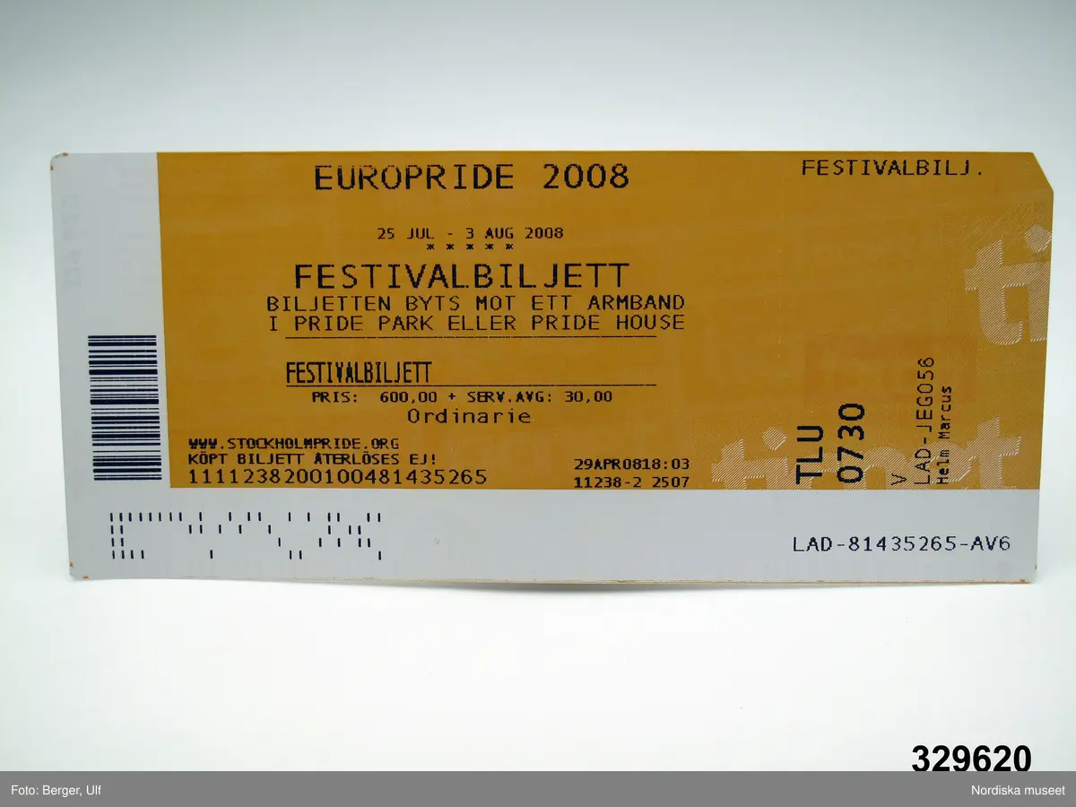 Biljett / Festivalbiljett av papper. Orange framsida med svart text och vit baksida med röd text. På framsidan text: "EUROPRIDE 2008 25 JUL - 3 AUG 2008 FESTIVALBILJETT" BILJETTEN BYTS MOT ETT ARMBAND I PRIDE PARK ELLER PRIDE HOUSE.", "PRIS 600,00 + SERV:AVG: 30,00." m.m samt streckkod.

Festivalbiljetten är en förköpsbiljett, inköpt genom ticnet, för EuroPride 2008 (den största årliga festivalen för HBT-personer och 2008 firades 25 jul-3 aug.). Vid första användningstillfället fick man byta ut den mot ett armband som gällde som inträde under Europrides alla evenemang. Då fick man också en dogtag samt ett programhäfte Se inv.nr 329.615-329.620. Se även inv.nr 329.669-329.667.

Det var givarens pojkvän som köpte biljetterna genom ticnet (företag som förmedlar biljetter, framför allt över nätet) 29 april 2008, alltså i god tid innan själva festivalen. Givaren och hans pojkvän, som har varit på de flesta Pride-firanden sedan 1998, brukar försöka gå på så mycket av evenemangen som möjligt under veckan (se vidare intervju med givaren i bilagan) varför det lönar sig att köpa ett veckoband istället för dagband. Givaren och pojkvännen var på den stora invigningen på Skansen fredagen 25 juli och det var där som givaren fick sin biljett utbytt mot entrébandet. Det var volontärer från EuroPride /Stockholm Pride som arbetade med utbytet av biljetter mot band i Skansens entrékassor. Biljetterna samlades in av volontärerna för att inte kunna lösas in igen på något annat ställe. 

Föremålet ingår i Nordiska museets dokumentation av Europride 2008 med föremål, intervjuer och fotografier. Se arkivet D.457. Övriga föremål med anknytning till Peter Csaszti se inv.nr 329.615-329.620 samt 329.669-329.670. Se intervju med Peter Csaszti i D.457.
/Leif Wallin 2009-03-06