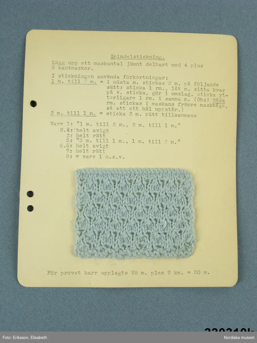 21 st provlappar med stickningsmönster litt. a - t
uppklistrade på kartong med maskinskriven stickbeskrivning till vart och ett.
Samtliga provlappar stickade i samma ljusblå ullgarn av typ babygarn.
Proverna utförda på stickkurs och har sedan samlats i pärm med uppdelning på skilda sticksätt. Bladen har före inmärkning i museet tagits ut ur pärmarna med bibehållen uppdelning.
Dessa prover låg under rubriken: Plus- och minusstickning samt Öglestickning
a. Bård i astrakanstickning för babykofta
b. Muschstickning
c. Musch i hålrand
d. Korsad muschstickning
e. Kransstickning
f.Muschstickning - variation
g. Randig muschstickning
h. Astrakanstickning - variation
i. Astrakanstickning
j. Ribbstickning i plus-minus
k.Spindelstickning
l. Lotusstickning
m. Spetskyprad plus-minusstickning
n. Stora muschmönstret
o. Smockstickning - variation
p. Smock i öglestickning
q. Enkel öglestickning
r.  Mönstrad patenststickning
s. Rosettstickning = Fjärilsstickning
t. Randig rosettstickning
Alla korten är på baksidan stämplade: Tillhör Fru Elin Mechelsen, Höckertsvägen 30, Ängby 2.
/Berit Eldvik 2010-03 -11
