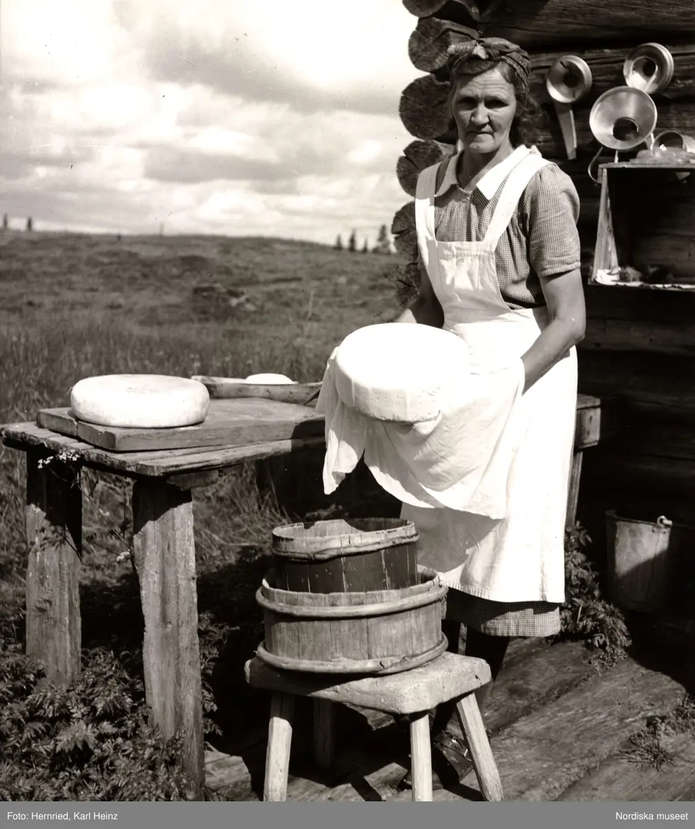 Osttillverkning på fäbodvall. Lillhärdals socken, Källvallens fäbod, Jämtland. "Fru Malle Lund bereder ost".