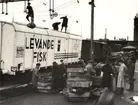 Lossning av levande fisk från en järnvägsvagn.