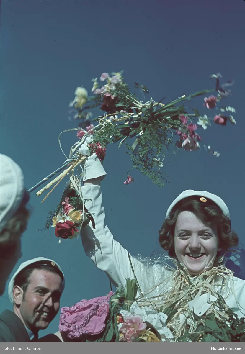 Firande, studentexamen. Studentska med blommor