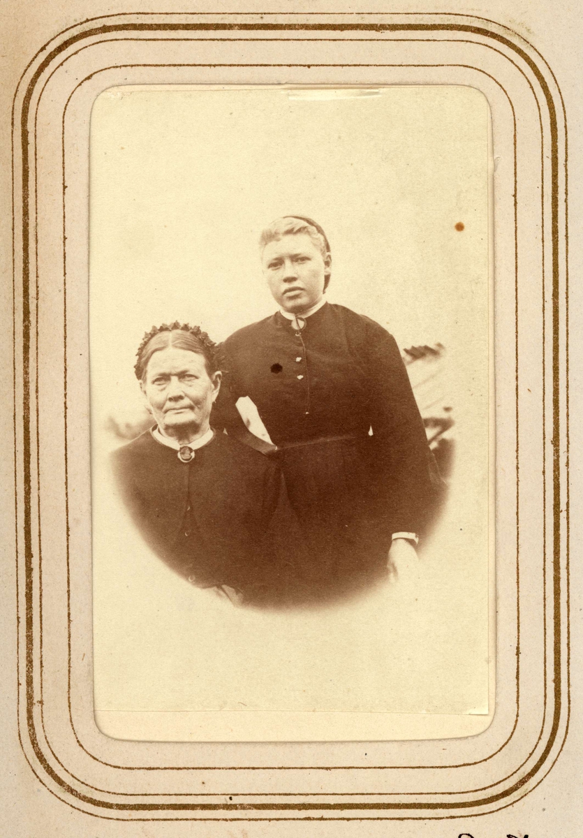 "Enkan Westerlund, med Dotter. Jockmock". Ur Lotten von Dübens fotoalbum med motiv från den etnologiska expedition till Lappland som leddes av hennes make Gustaf von Düben 1868.