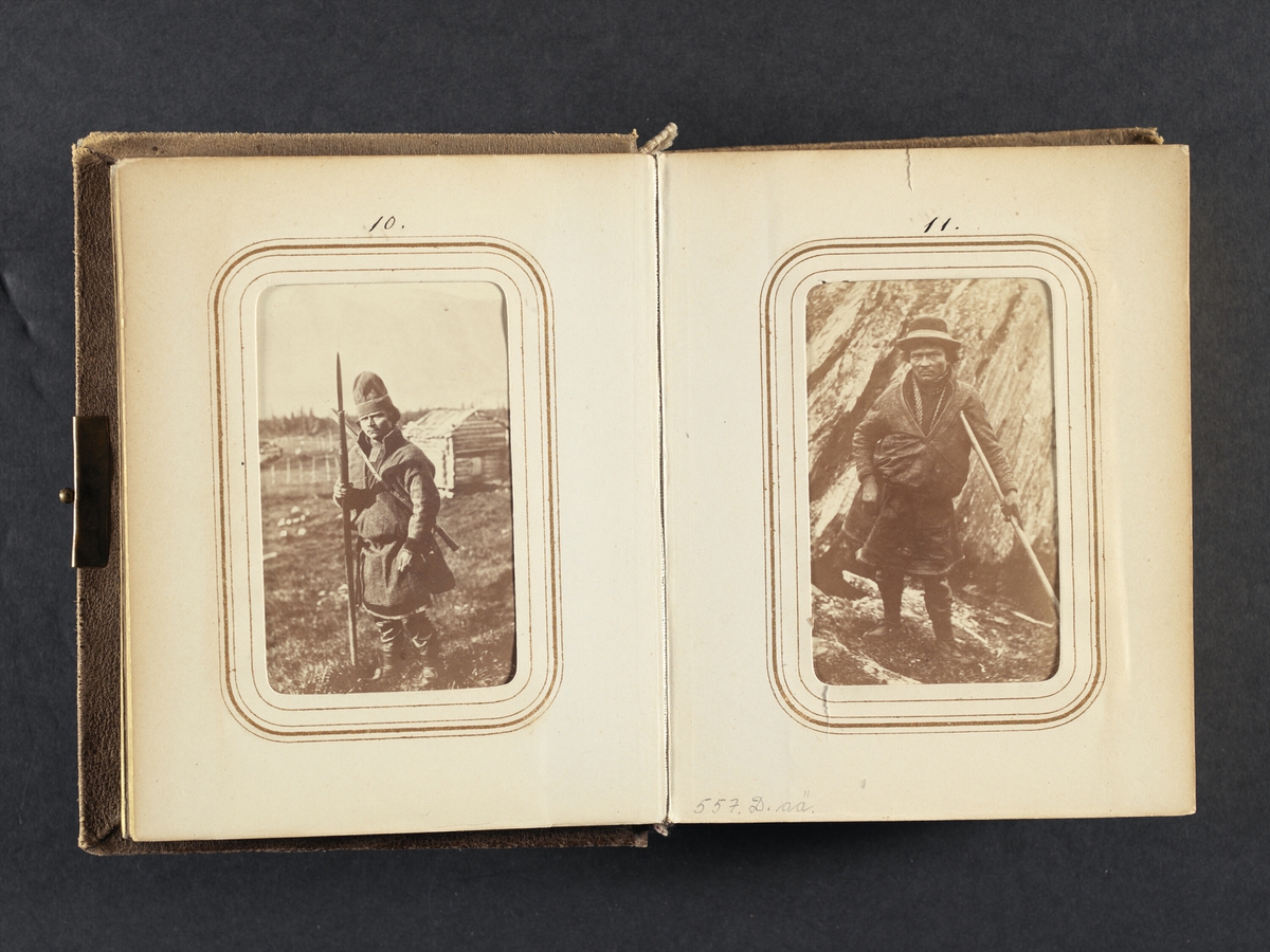 Samisk man med spjut. Per Olof Amundsson Länta, 27 år från Sirkas sameby i Jokkmokks socken. Ur Lotten von Dübens fotoalbum med motiv från den etnologiska expedition till Lappland som leddes av hennes make Gustaf von Düben 1868.