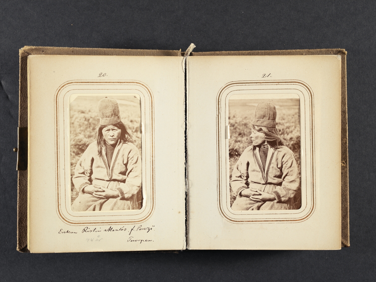 Profilporträtt av änkan Ristin Menlös f. Pantsi, 44 år, Tuorpons sameby. Ur Lotten von Dübens fotoalbum med motiv från den etnologiska expedition till Lappland som leddes av hennes make Gustaf von Düben 1868.