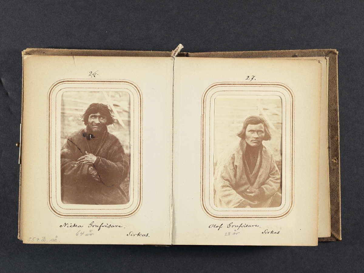 Olof Gruvvisare, 28 år gammal, same från Sirkas. Ur Lotten von Dübens fotoalbum med motiv från den etnologiska expedition till Lappland som leddes av hennes make Gustaf von Düben 1868.