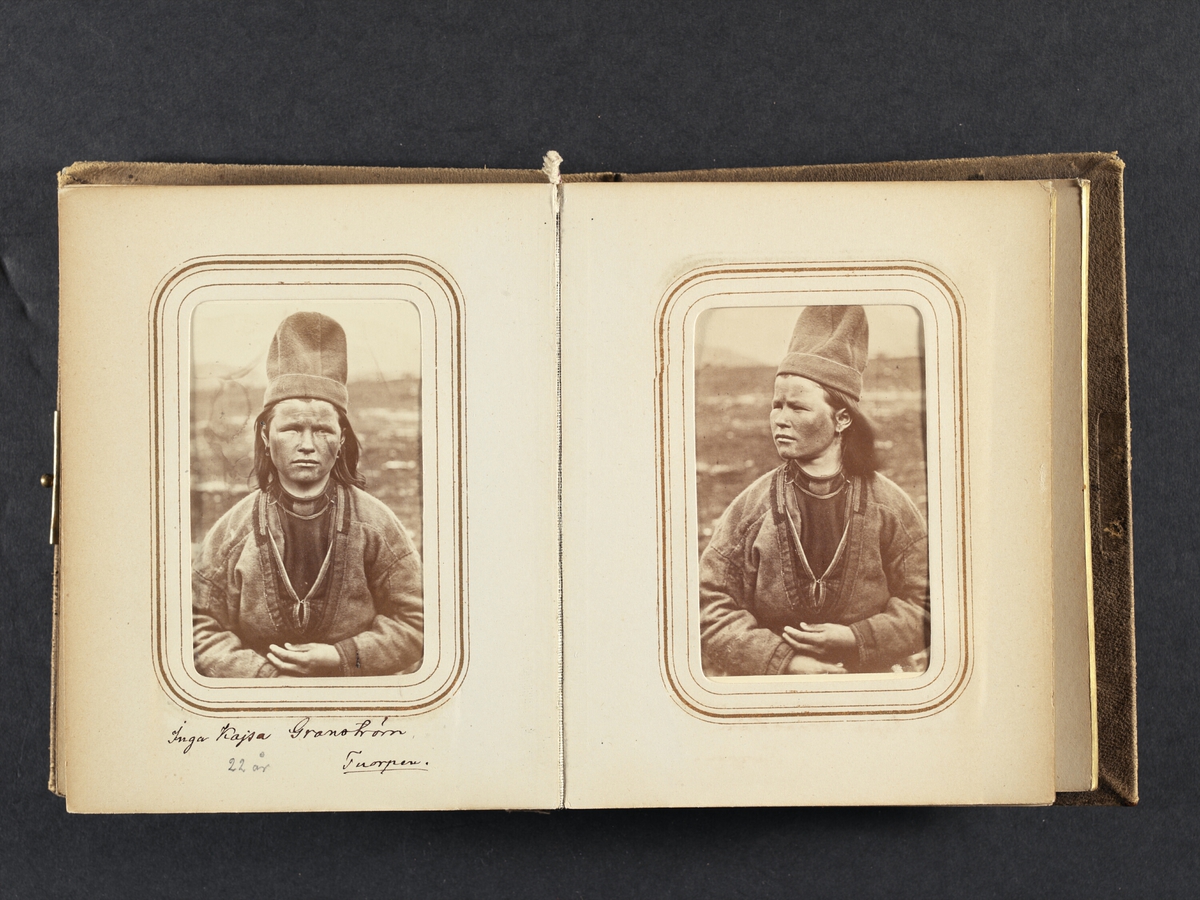 Porträtt av Inga Kajsa Granström, 22 år, Tuorpons sameby. Ur Lotten von Dübens fotoalbum med motiv från den etnologiska expedition till Lappland som leddes av hennes make Gustaf von Düben 1868.