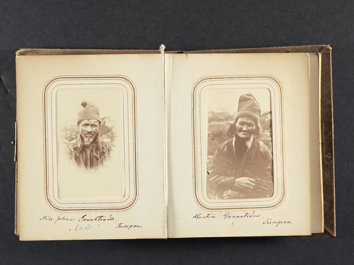 Porträtt av Nils Johan Granström, 60 år, Tuorpons sameby, Jokkmokks sn. Ur Lotten von Dübens fotoalbum med motiv från den etnologiska expedition till Lappland som leddes av hennes make Gustaf von Düben 1868.