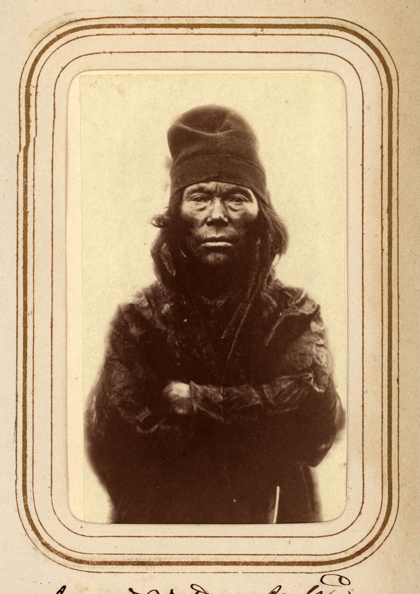 Porträtt av Inga Amundsdotter, 76 år, Sjokksjokk. Ur Lotten von Dübens fotoalbum med motiv från den etnologiska expedition till Lappland som leddes av hennes make Gustaf von Düben 1868.