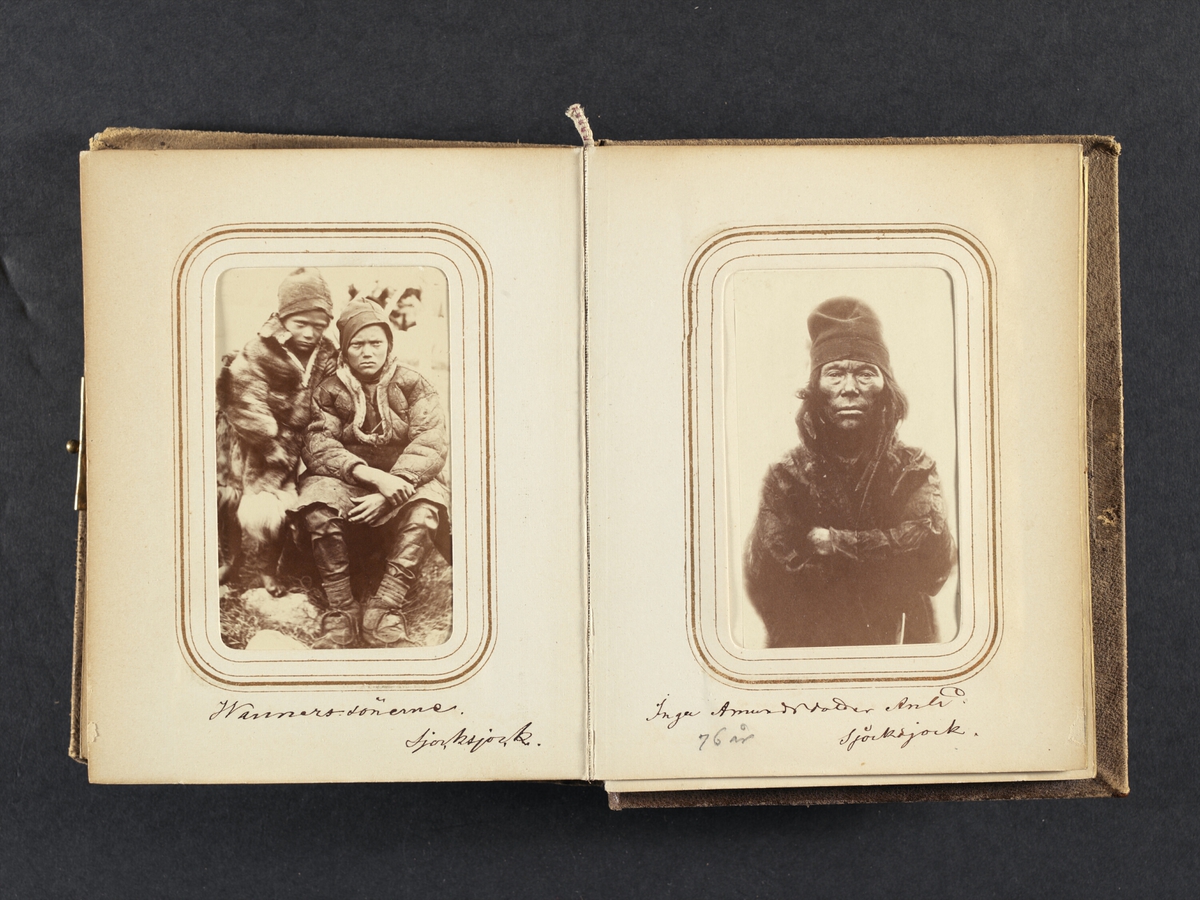 Porträtt av Inga Amundsdotter, 76 år, Sjokksjokk. Ur Lotten von Dübens fotoalbum med motiv från den etnologiska expedition till Lappland som leddes av hennes make Gustaf von Düben 1868.