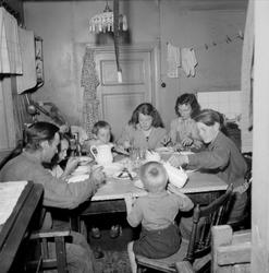 Köksinteriör. Lantarbetarfamilj (statare) i trångt kök. Se ä