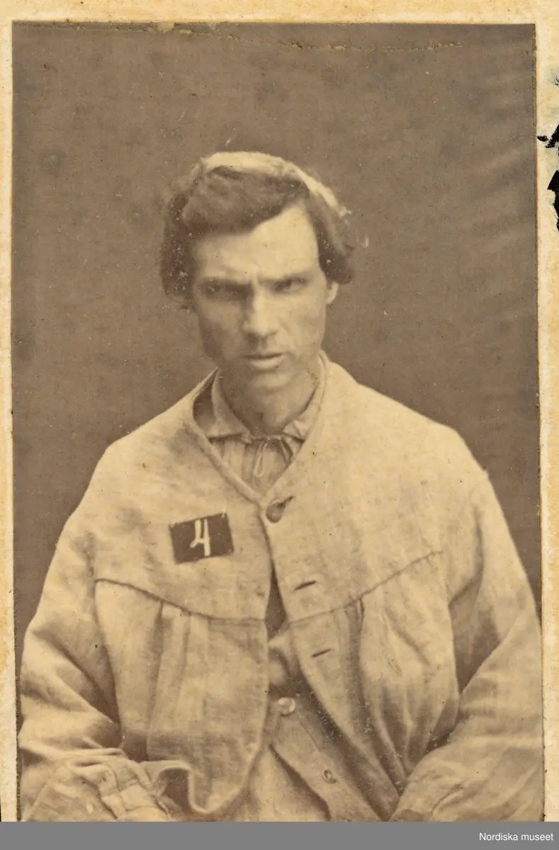 Ur "Photografiskt Album för år 1861 öfver fångar förvarade å Warbergs fästning". Fånge N:o 109 C.J. Kjellberg. Fjärde resan stöld. 40 år gammal, född i Ljungby sn., Kalmar län.  Rymmare från Landskrona fästning.