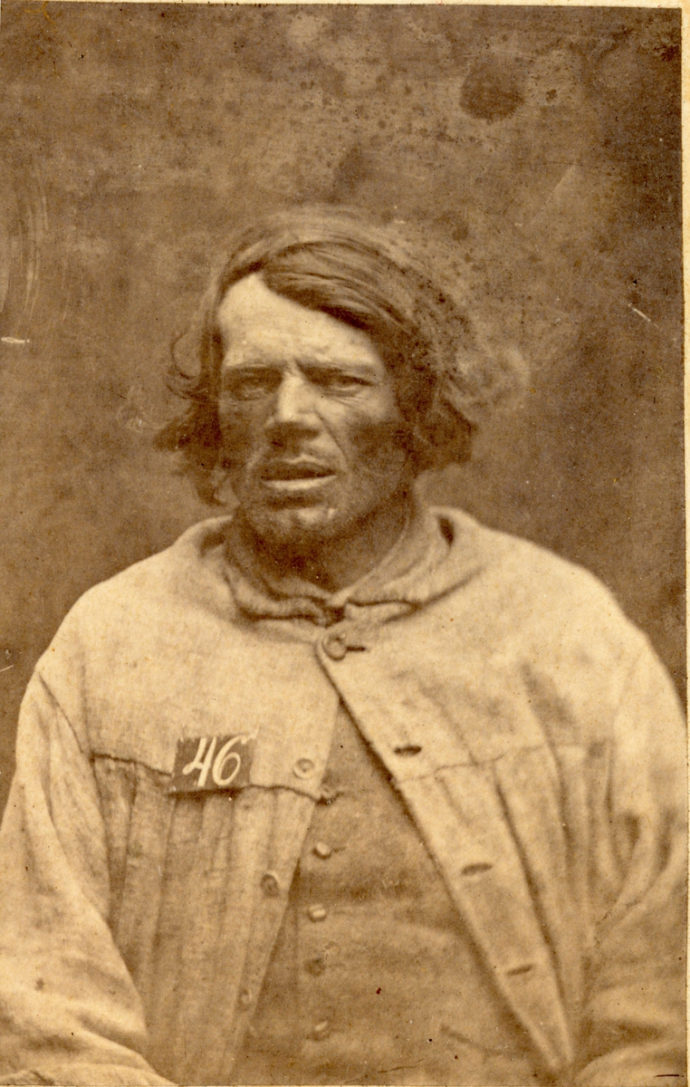 Ur "Photografiskt Album för år 1861 öfver fångar förvarade å Warbergs fästning". Fånge N:o 168 C. Pettersson. Fjärde resan stöld. 55 år gammal, född i Tvings sn., Blekinge län. "Visat våldsamhet och högst opålitligt uppförande å Ny Elfsborg. Kallas af fångarne å fästningen för Wargen".