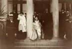 Demonstration för Konungahuset efter det att norska stortinget beslutat om unionens upplösning 1905. Konung Oscar II och Drottning Sofia vid Rosendals slott på Djurgården, Stockholm.