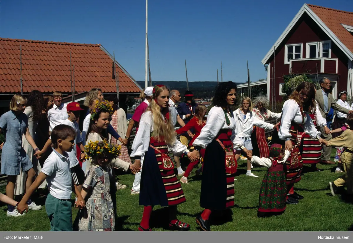 Rättvik, Dalarna. Midsommarafton vid Jöns-Andersgården i Rättvik. Dans kring majstången.