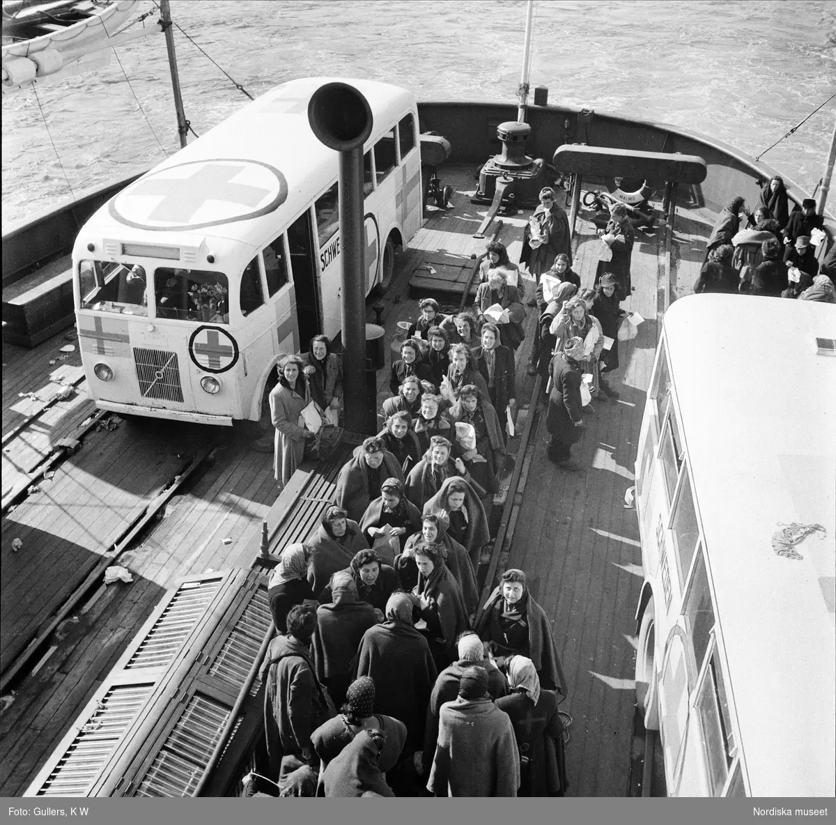 Flyktingar. Folke Bernadottes expedition med de Vita bussarna. Ombord på färjan till Sverige. De vita bussarna med det röda korset på taket. 