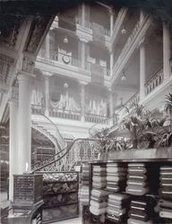 Huvudhallen i Nordiska Kompaniet vid Stureplan i Stockholm. 