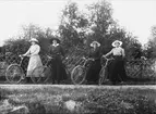 Flickor från Risätra på cykeltur. Beris Elin Persson, Lillman Anna Olsson, Märta Martinsson, Emmy Eriksson. Lima socken, Dalarna.