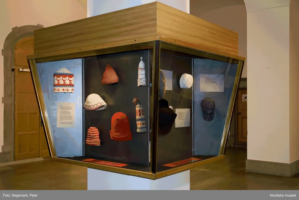 Utställning på Nordiska museet 2005-2007.
Ett 50-tal mössor, hattar och andra huvudbonader har plockats fram ur museets magasin och visas i två montrar i museets markplan.