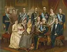 Oscar II och hans familj, ca. 1900. Stående från vänster: prins Oscar Bernadotte, prinsessan Ebba Bernadotte, prins Carl, prins Eugen, prins Erik, kronprins Gustaf (V), kronprinsessan Victoria, prins Gustaf (VI) Adolf.Sittande från vänster: prinsessan Ingeborg, prinsessan Margaretha i knät på sin mor, prinsessan Teresia, drottning Sofia, kung Oscar II, prins Wilhelm.