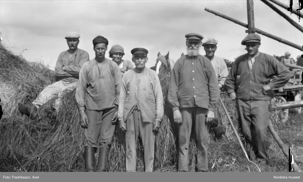 Axel Fredriksson (1893-1971) föddes i Dammstugan vid sjön Aspen. I samband med exercisen i Malmköping 1919-1920 började Axel intressera sig för fotografering och 1920 köpte han sin första kamera. Axel var helt självlärd fotograf och hans egentliga yrke var skogsarbetare vid Fogelstad i Julita socken. Många av hans fotografier skildrar arbete och liv vid Fogelstad. Han blev ofta anlitad som fotograf vid högtidsdagar och andra begivenheter.