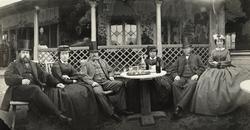 Gruppbild, exteriör. Sällskap, tre män och tre kvinnor sitte