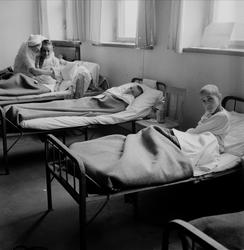 Sängliggande före detta koncentrationslägerfångar, nyss anlä