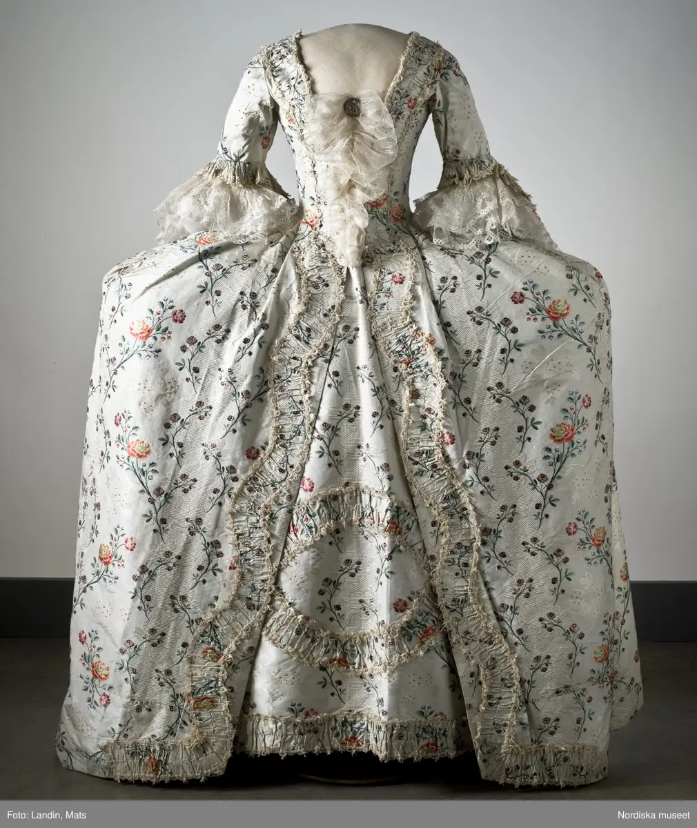 Dräkt av sidenbrokad, 1700-talets mitt. Nordiska museet inv nr 173609.