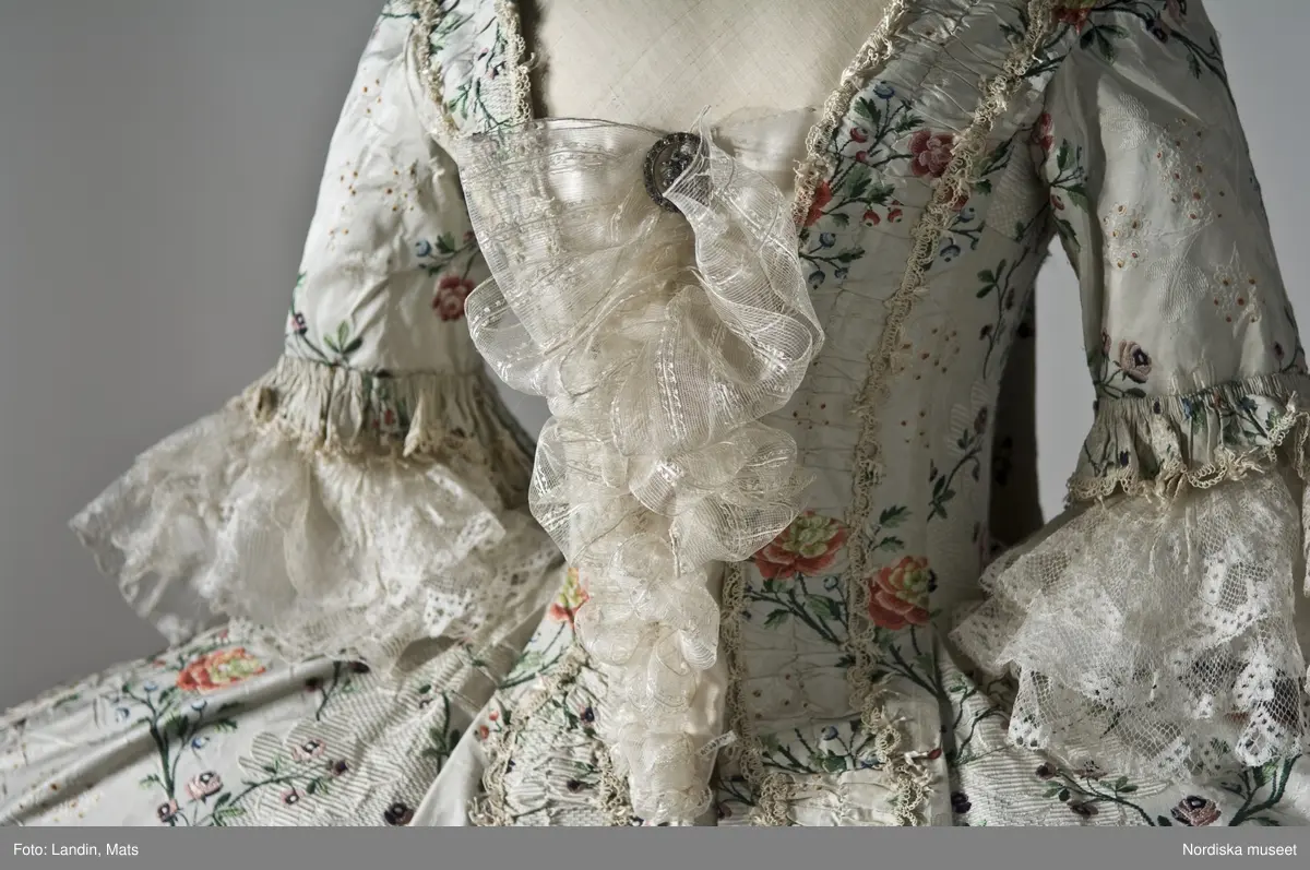 Dräkt av sidenbrokad, 1700-talets mitt. Nordiska museet inv nr 173609.