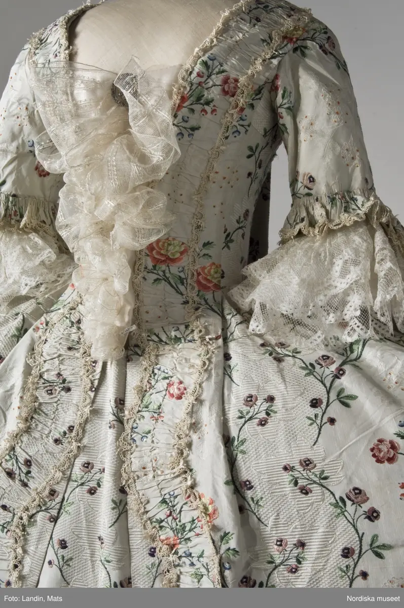 Dräkt av sidenbrokad, 1700-talets mitt. Nordiska museet inv nr 173609.