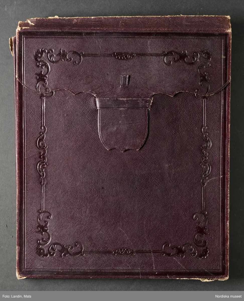 Damporträtt, prinsessan Eugénie. "Etui med fotografiporträtt, färglagt, framställer dam från 1860". Nordiska museet inv.nr 121926.