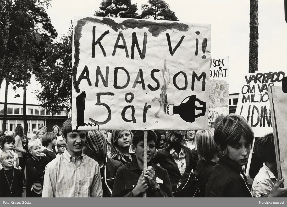 Skolungdomar demonstrerar för miljön.