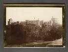 Inramat fotografi föreställande Windsor Castle.
Nordiska museet inv.nr 199114.