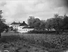 Åkeshof. Manbyggnaden och flyglarna från nordost. I förgrunden plantering. Bromma socken, Sollentuna härad, Uppland.