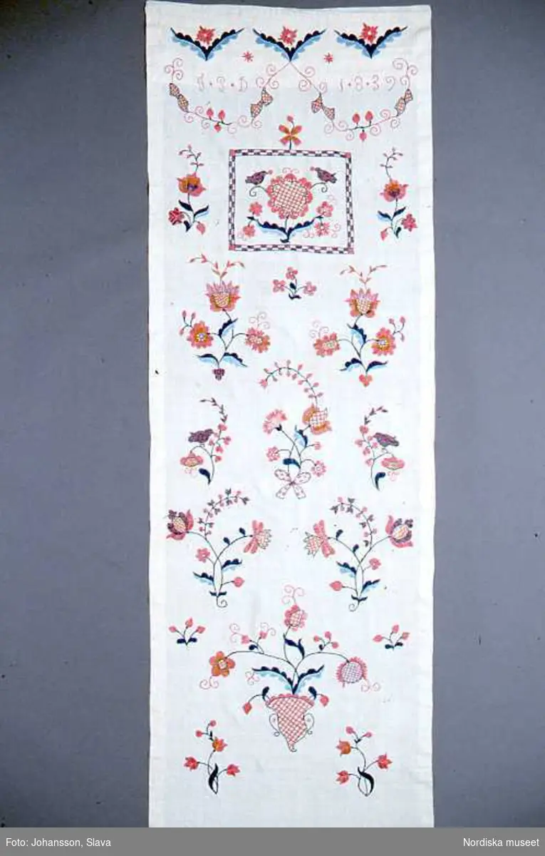 Broderat hängkläde från 1839.