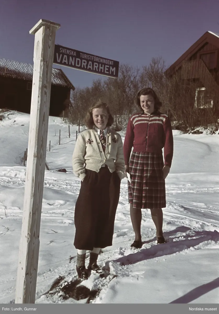 Två flickor vid skylt "Svenska Turistföreningens vandrarhem".