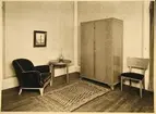 Möbelutställning på Nordiska Kompaniet 1932. Fåtölj, bord, skåp och stol i modellen 