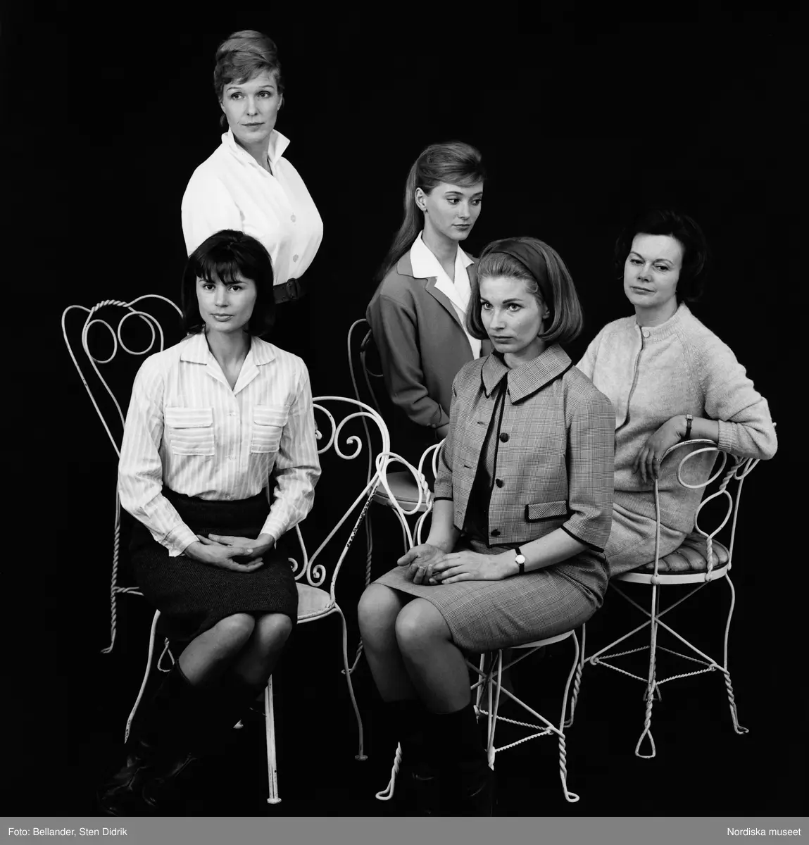 Pressbild för Sandrews, troligtvis med anledning av Maj Zetterlings film "Älskande par". Främre raden från vänster: Harriet Andersson, Gunnel Lindblom. Bakre raden från vänster: Eva Dahlbeck, Gio Petré, Anita Björk