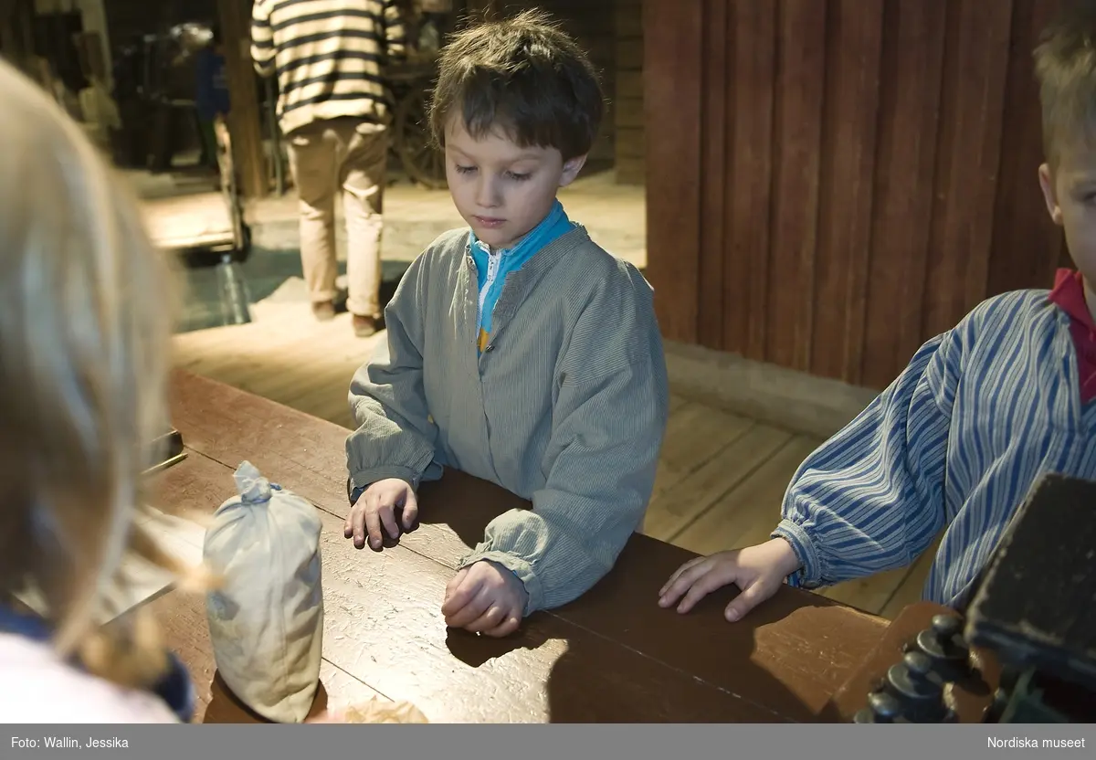 Lekstugan i Nordiska museet. Emil 7 år leker.