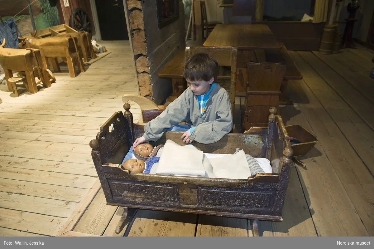 Lekstugan i Nordiska museet. Emil 7 år leker.