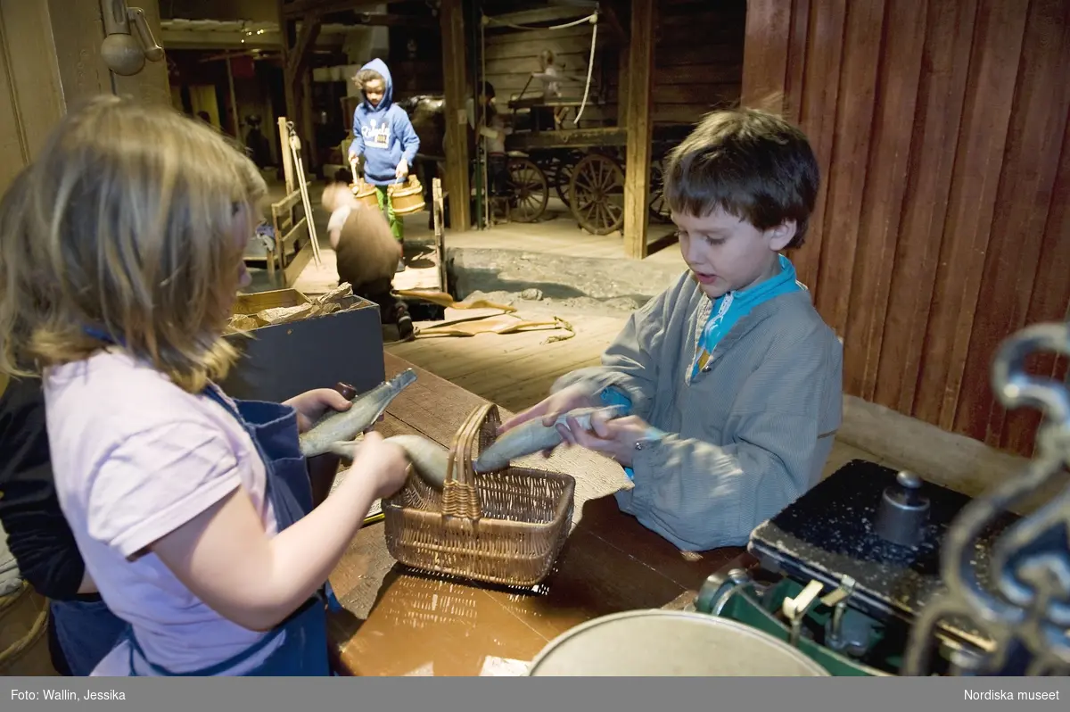 Lekstugan i Nordiska museet. Emil 7 år leker.