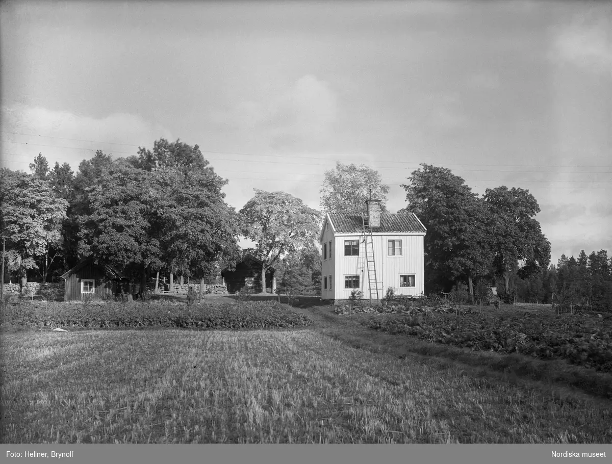 Åker och hus i Kristinedal, Valbo socken, Gästrikland.