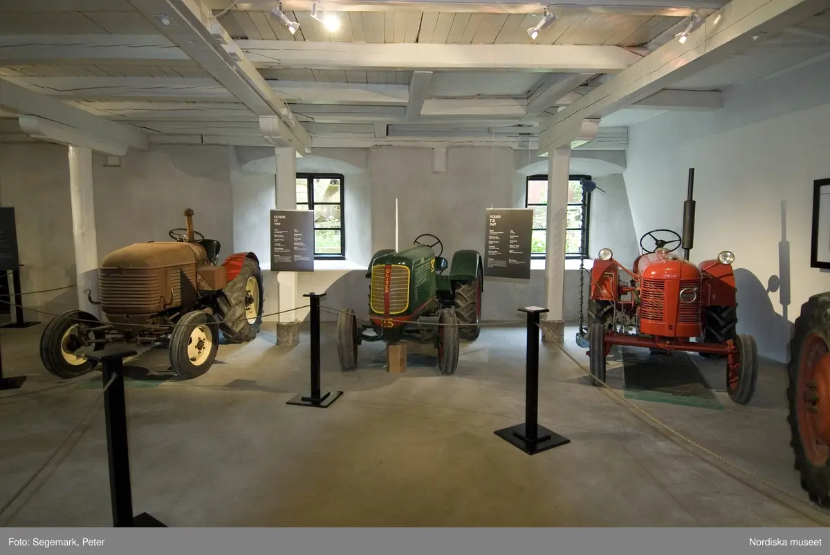 Traktorutställning, "Traktorer med drag",  första utställningen. Visning av traktorer , arbetsmaskiner och redskap tillverkade 1917-1950, Julita gård, juni 2007.
